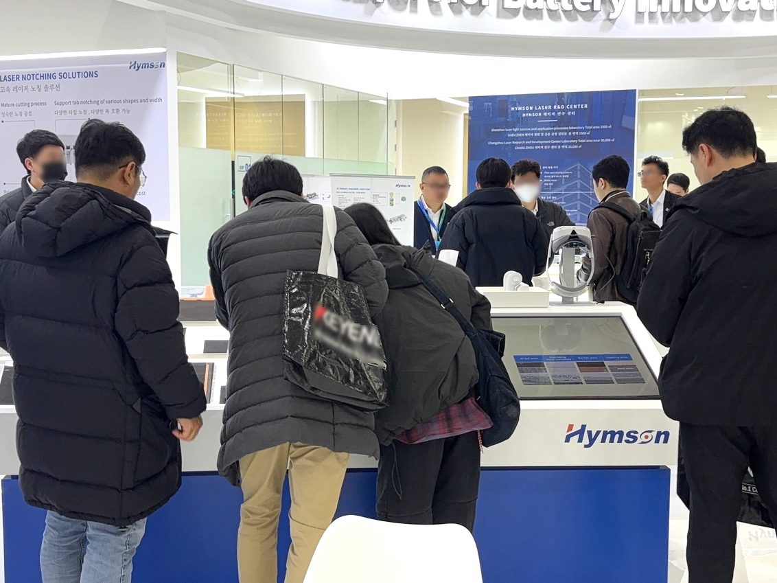 5、SVG-展柜參觀3.jpg
